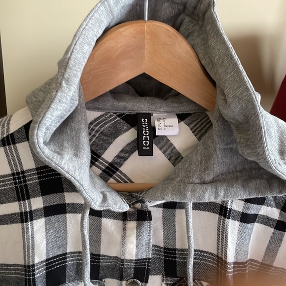 Gorgeous H&M plaid shirt with hoodie - Picture 3 of 8